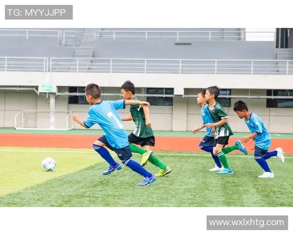 足球抢球是比赛中关键的技术环节如何提高球员的抢球能力与意识